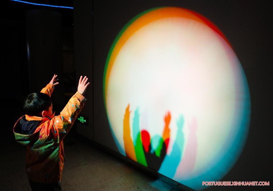 Crian?as jogam jogos durante o Ano-Novo Lunar chinês em Beijing