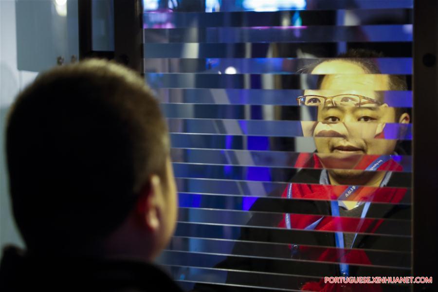 Crian?as jogam jogos durante o Ano-Novo Lunar chinês em Beijing