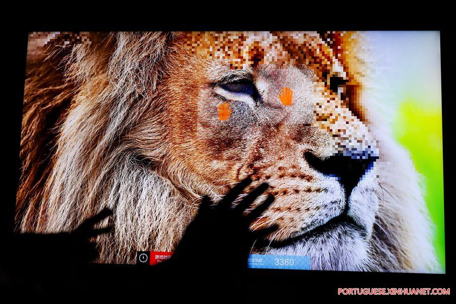 Crian?as jogam jogos durante o Ano-Novo Lunar chinês em Beijing