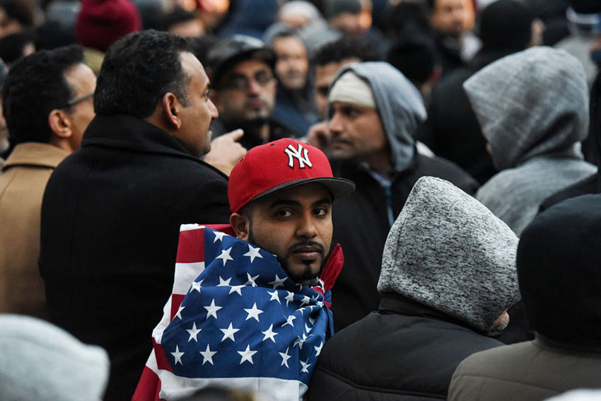 Mu?ulmanos dos EUA protestam contra decreto anti-imigra??o assinado por Donald Trump