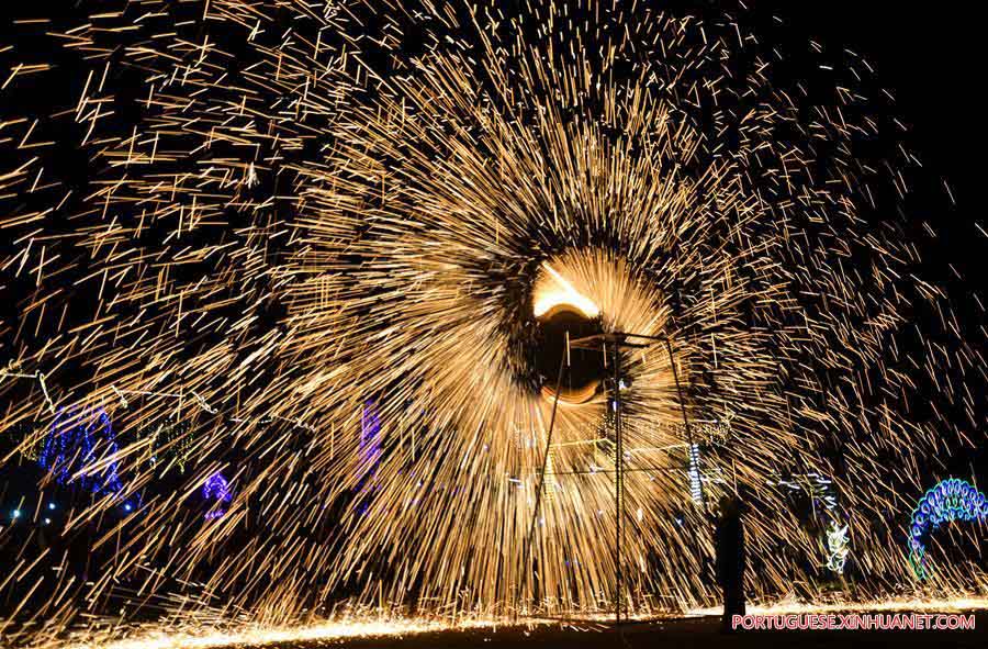 Excutantes espalham ferro derretido quente para simular a exposi??o dos fogos de artifício em Neihuang