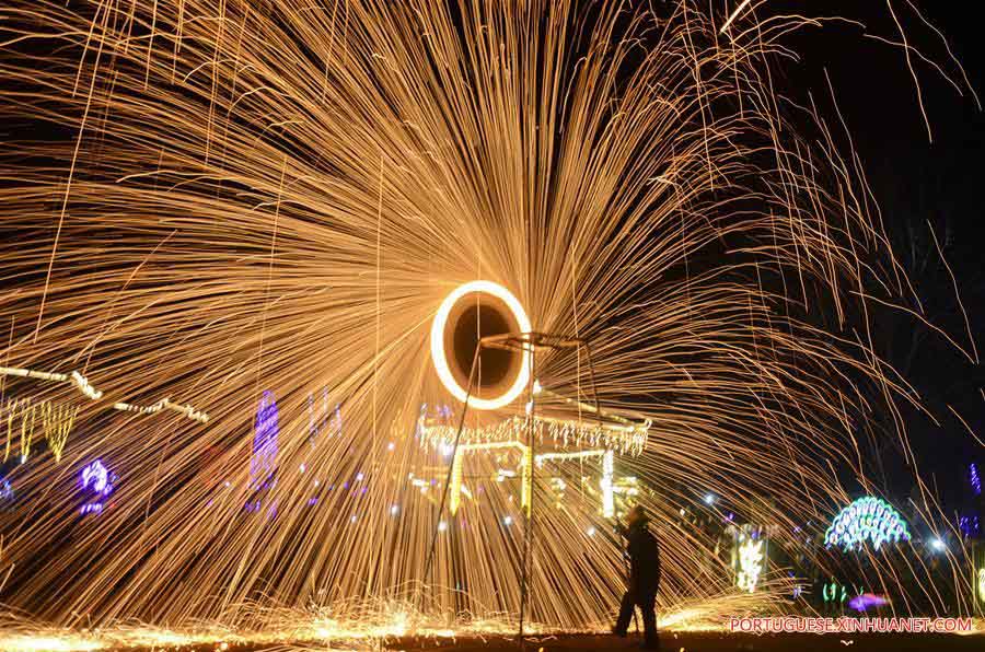 Excutantes espalham ferro derretido quente para simular a exposi??o dos fogos de artifício em Neihuang