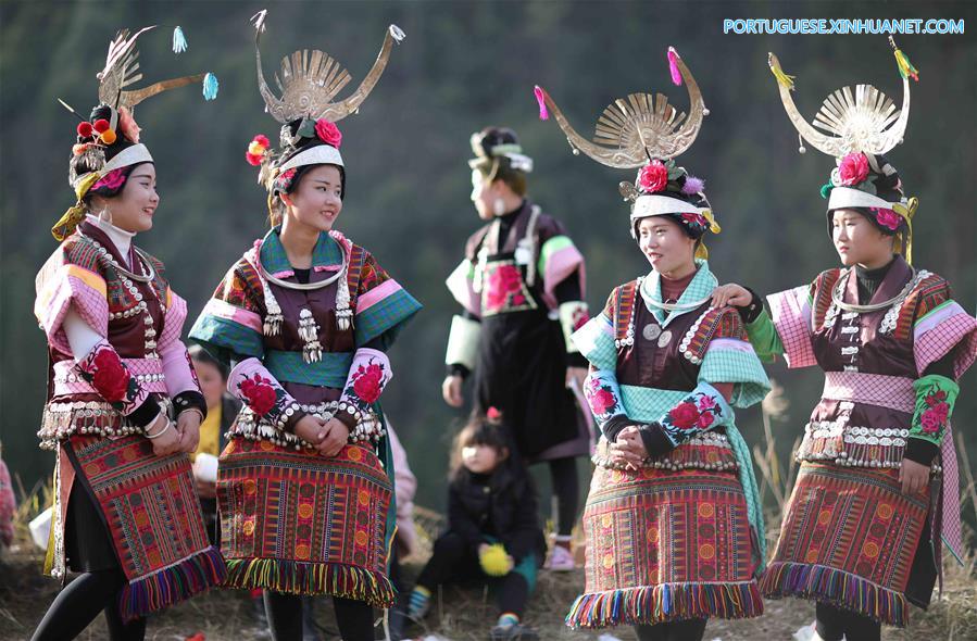 Grupo étnico Miao celebra o Festival da Primavera