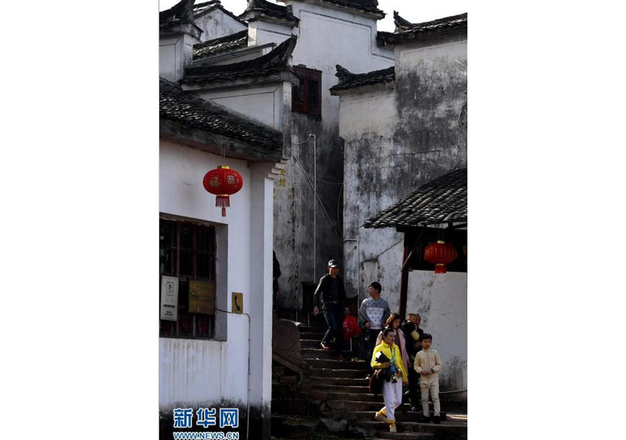 Vila chinesa nas proximidades de precipício atrai curiosos