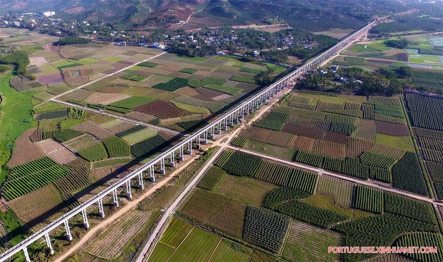 Agricultores de Hainan aram campos durante temporada de aragem da primavera