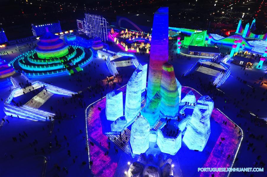 Paisagem noturna do Mundo de Gelo e Neve de Harbin no nordeste da China