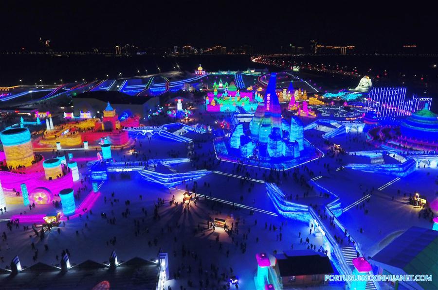 Paisagem noturna do Mundo de Gelo e Neve de Harbin no nordeste da China