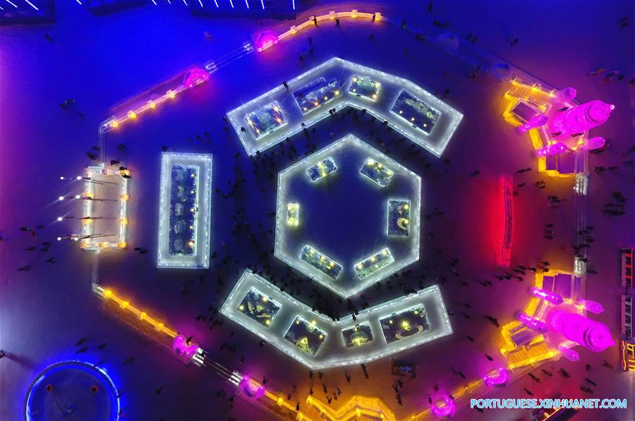 Paisagem noturna do Mundo de Gelo e Neve de Harbin no nordeste da China