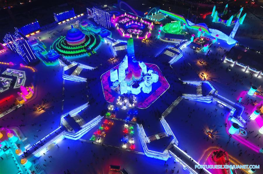 Paisagem noturna do Mundo de Gelo e Neve de Harbin no nordeste da China