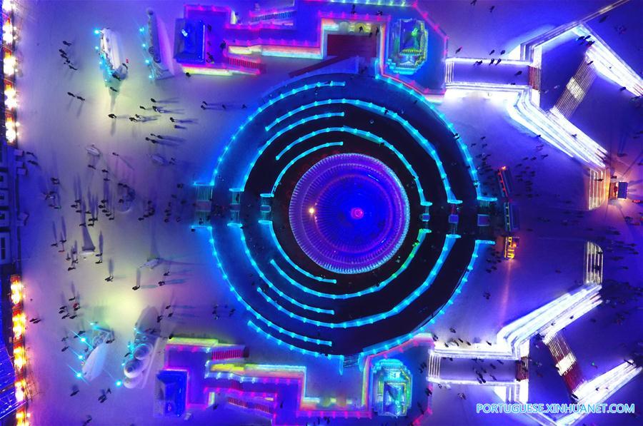 Paisagem noturna do Mundo de Gelo e Neve de Harbin no nordeste da China