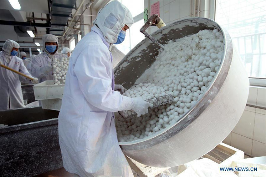 Bolinhos de arroz glutinoso confecionados para celebrar o Festival das Lanternas