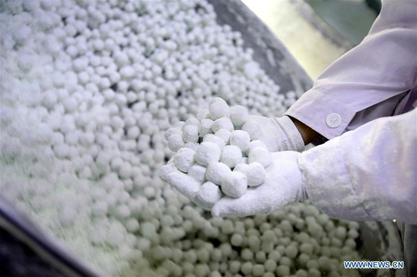 Bolinhos de arroz glutinoso confecionados para celebrar o Festival das Lanternas