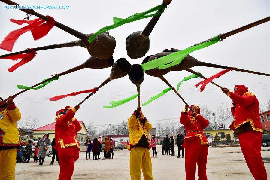 Moradores de vila no centro da China fazem apresenta??o de trombetas