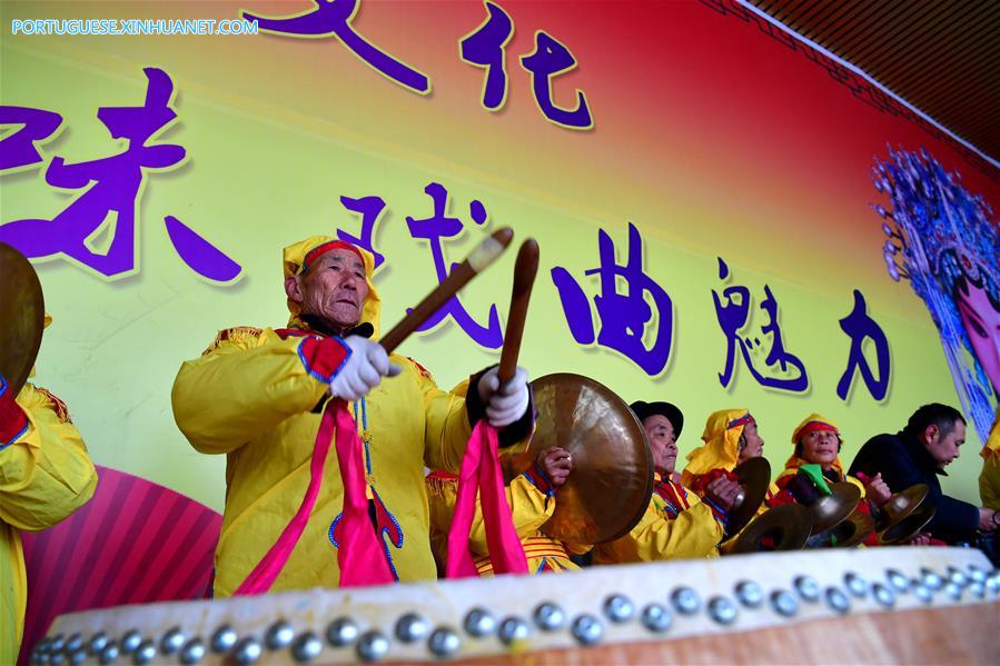 Moradores de vila no centro da China fazem apresenta??o de trombetas