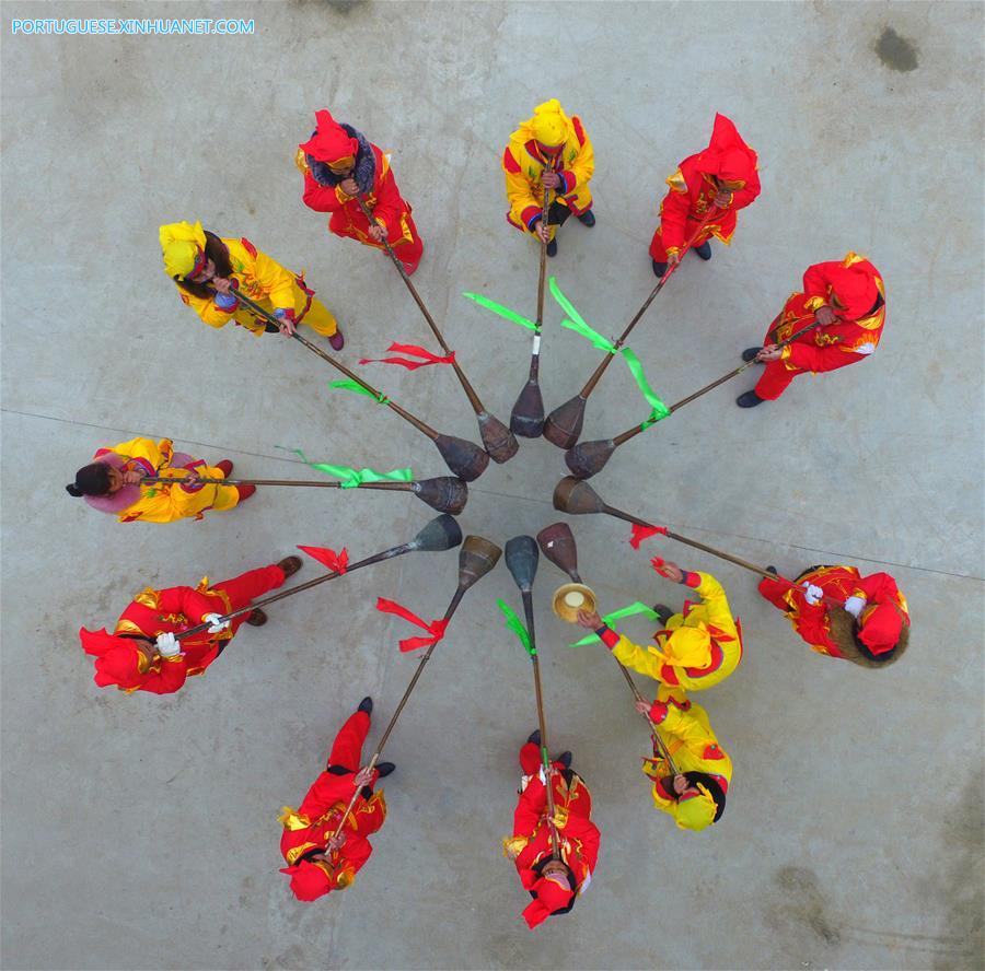 Moradores de vila no centro da China fazem apresenta??o de trombetas