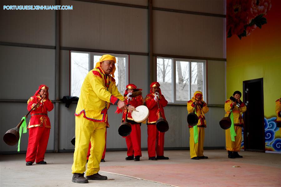 Moradores de vila no centro da China fazem apresenta??o de trombetas