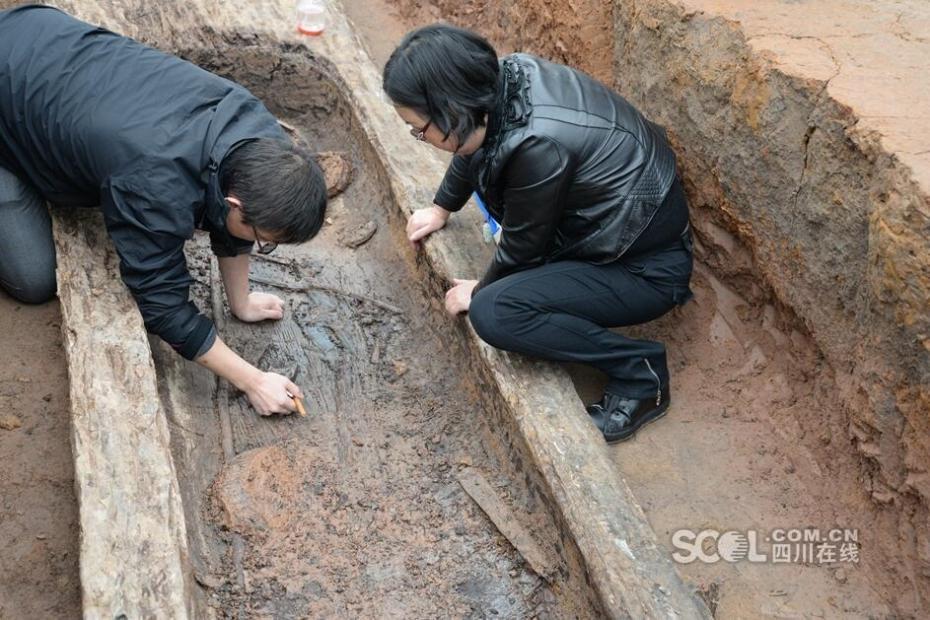 Conjunto de caix?es em forma de barco com 2200 anos descobertos na província de Sichuan