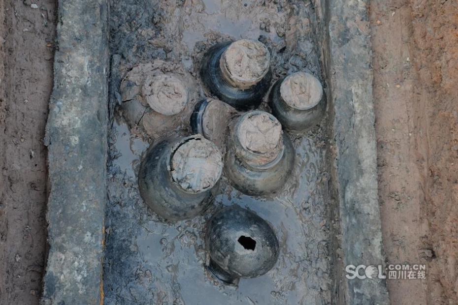 Conjunto de caix?es em forma de barco com 2200 anos descobertos na província de Sichuan