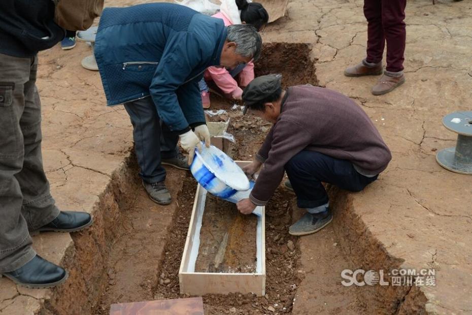 Conjunto de caix?es em forma de barco com 2200 anos descobertos na província de Sichuan