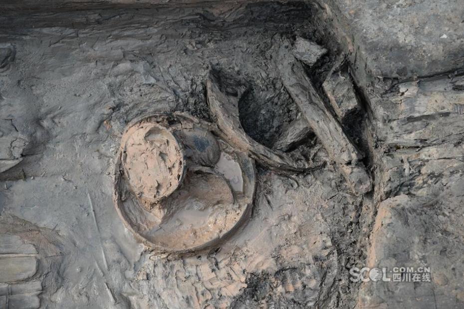 Conjunto de caix?es em forma de barco com 2200 anos descobertos na província de Sichuan