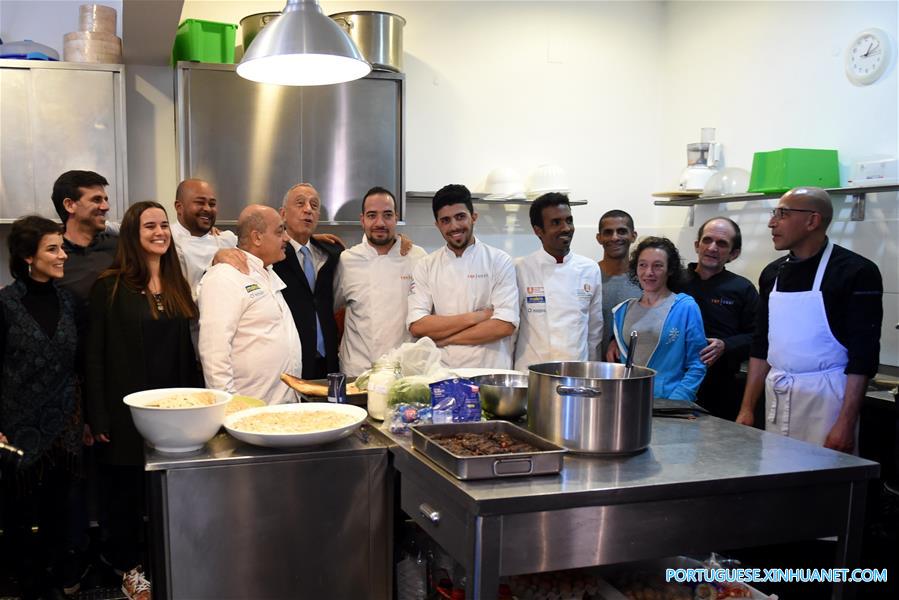 Presidente português almo?a com refugiados