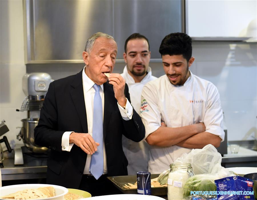 Presidente português almo?a com refugiados