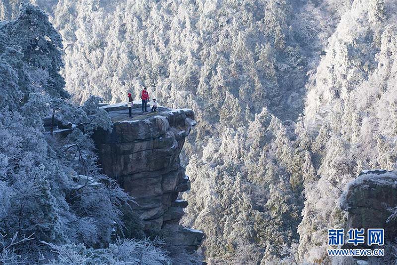 Montanha Lushan dá as boas vindas à primavera coberta de neve