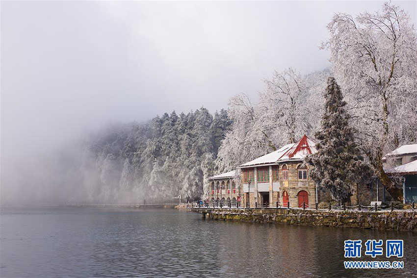 Montanha Lushan dá as boas vindas à primavera coberta de neve