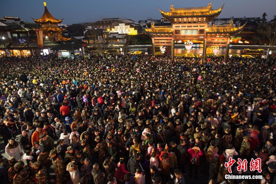 Feira de Lanternas em Nanjing com 600 mil visitantes em apenas um dia