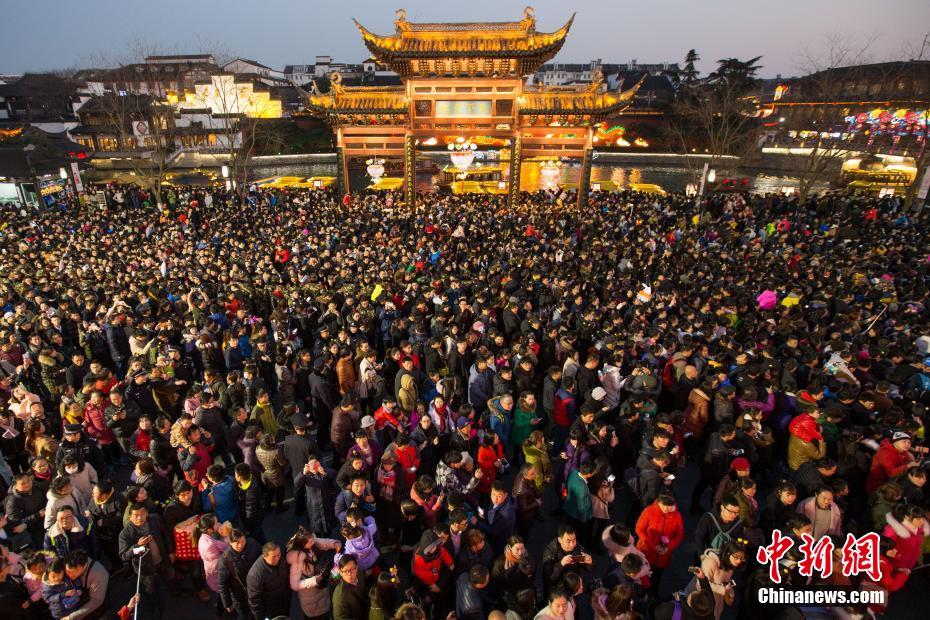 Feira de Lanternas em Nanjing com 600 mil visitantes em apenas um dia