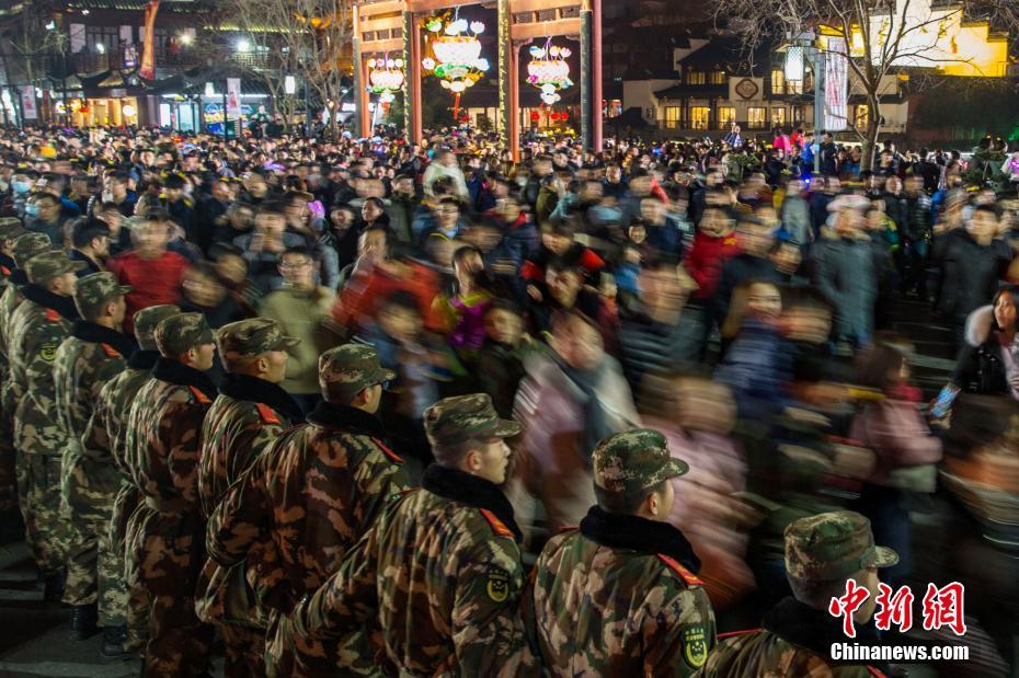 Feira de Lanternas em Nanjing com 600 mil visitantes em apenas um dia