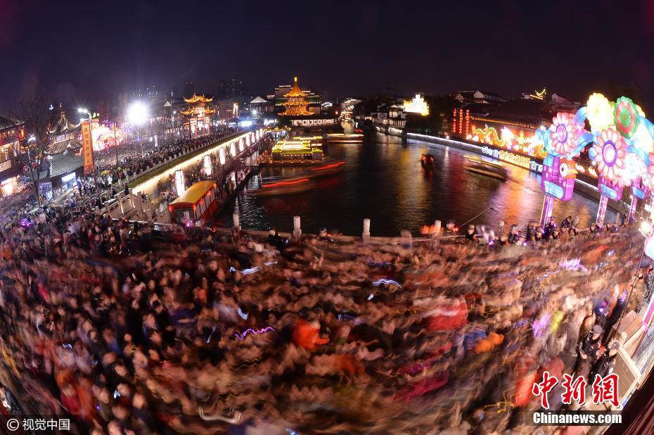 Feira de Lanternas em Nanjing com 600 mil visitantes em apenas um dia