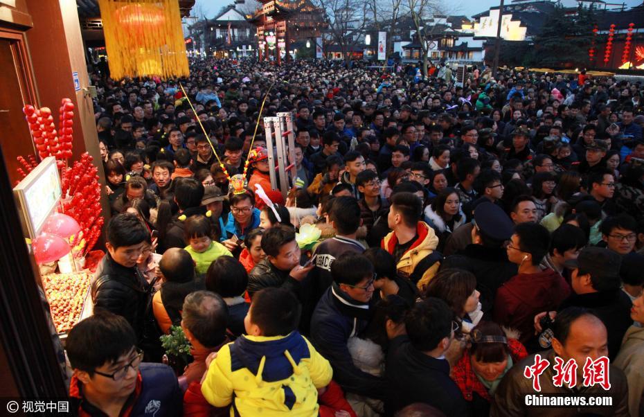 Feira de Lanternas em Nanjing com 600 mil visitantes em apenas um dia