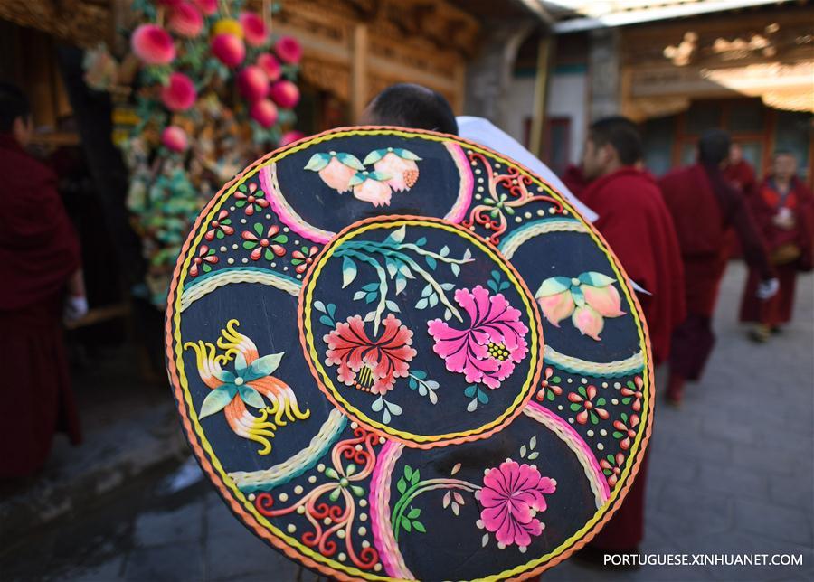 Estátuas feitas de manteiga s?o exibidas no estante de exposi??o do Mosteiro de Taer em Qinghai