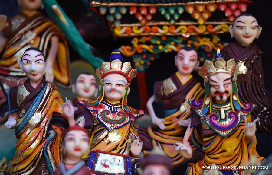 Estátuas feitas de manteiga s?o exibidas no estante de exposi??o do Mosteiro de Taer em Qinghai
