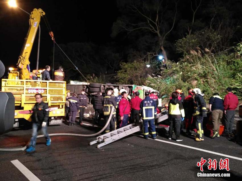 Acidente de ?nibus em Taiwan deixa pelo menos 32 mortos