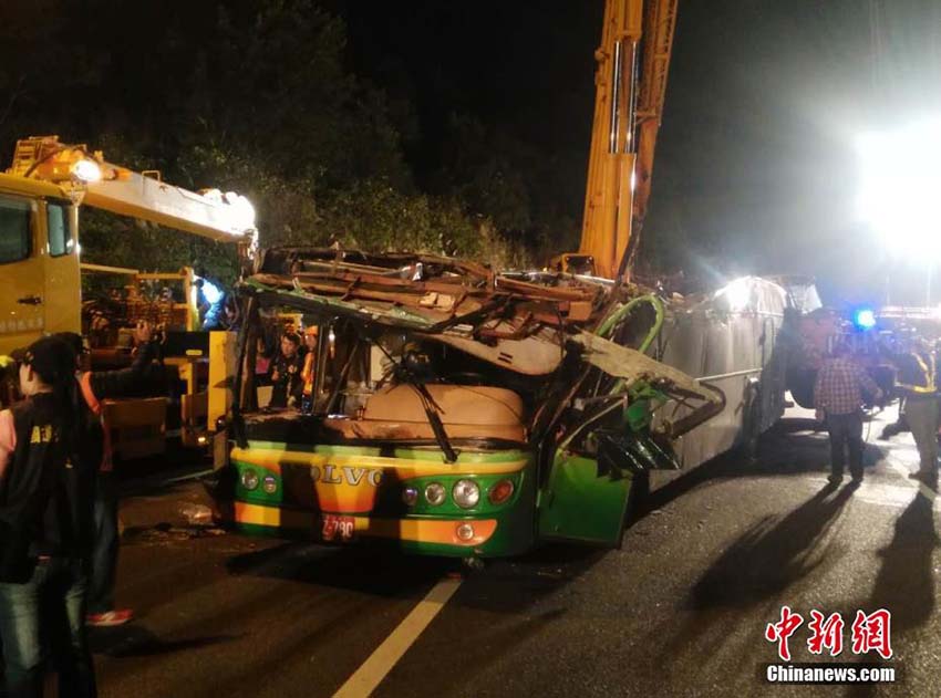 Acidente de ?nibus em Taiwan deixa pelo menos 32 mortos