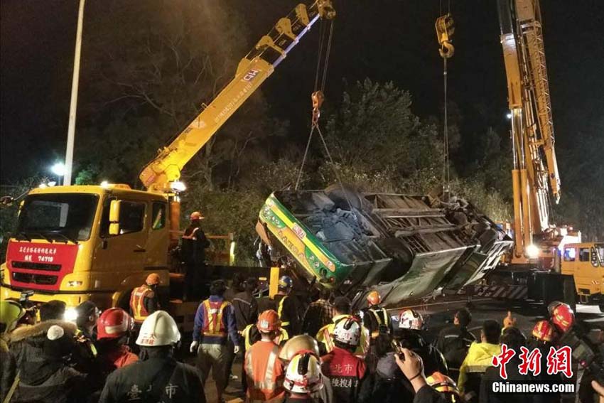 Acidente de ?nibus em Taiwan deixa pelo menos 32 mortos