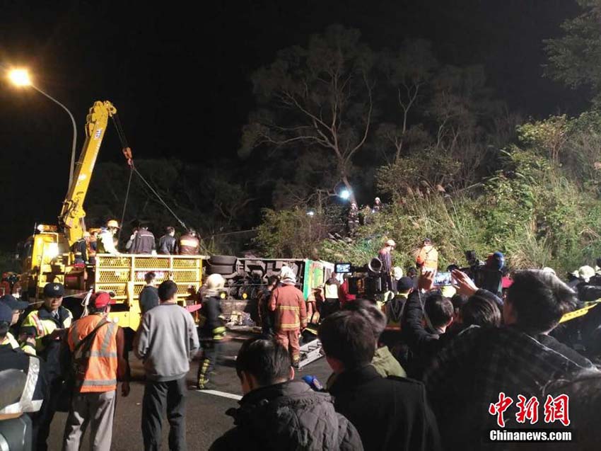 Acidente de ?nibus em Taiwan deixa pelo menos 32 mortos