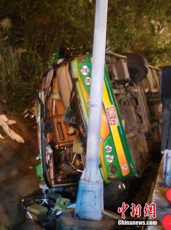 Acidente de ?nibus em Taiwan deixa pelo menos 32 mortos