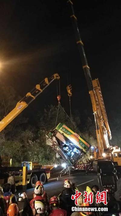 Acidente de ?nibus em Taiwan deixa pelo menos 32 mortos