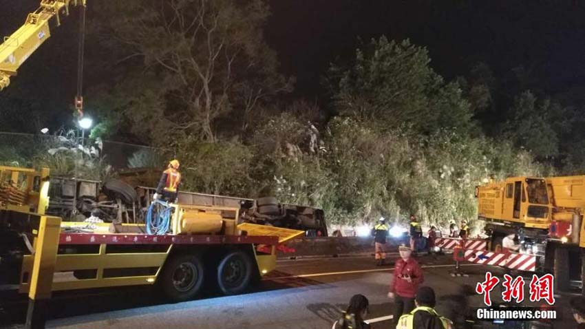 Acidente de ?nibus em Taiwan deixa pelo menos 32 mortos