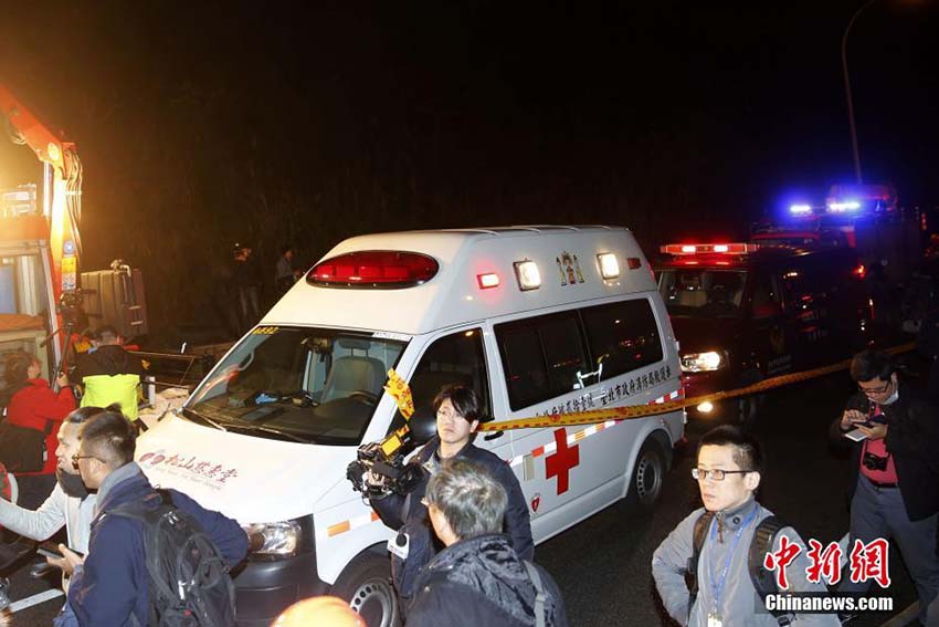 Acidente de ?nibus em Taiwan deixa pelo menos 32 mortos