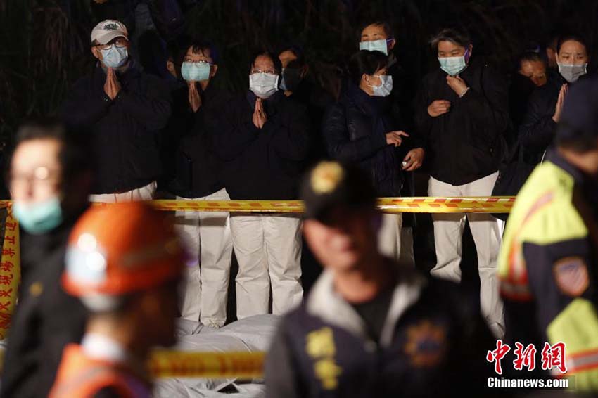 Acidente de ?nibus em Taiwan deixa pelo menos 32 mortos
