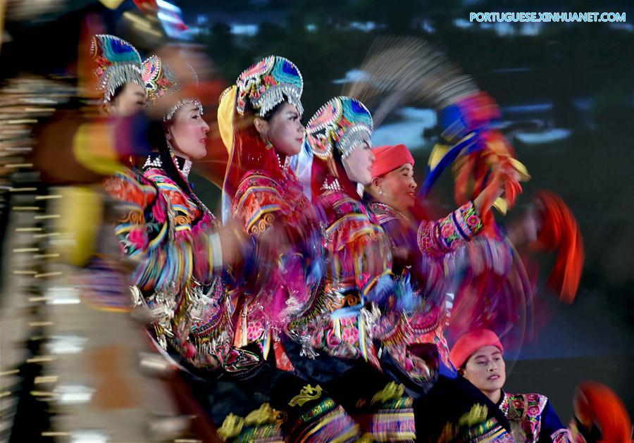 Desfile de moda de trajes da etnia Yi é realizado em Yunnan no sudoeste da China