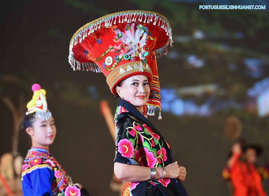 Desfile de moda de trajes da etnia Yi é realizado em Yunnan no sudoeste da China