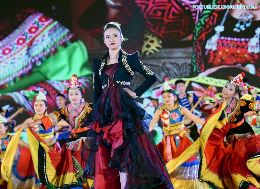 Desfile de moda de trajes da etnia Yi é realizado em Yunnan no sudoeste da China