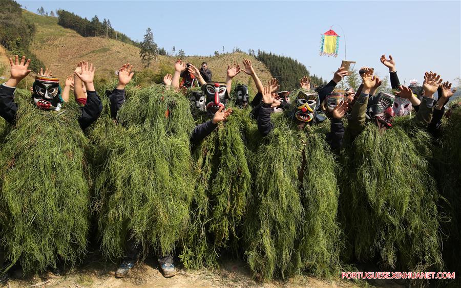 Alde?es de Anchui fazem ritual para homenagear o deus das montanhas 