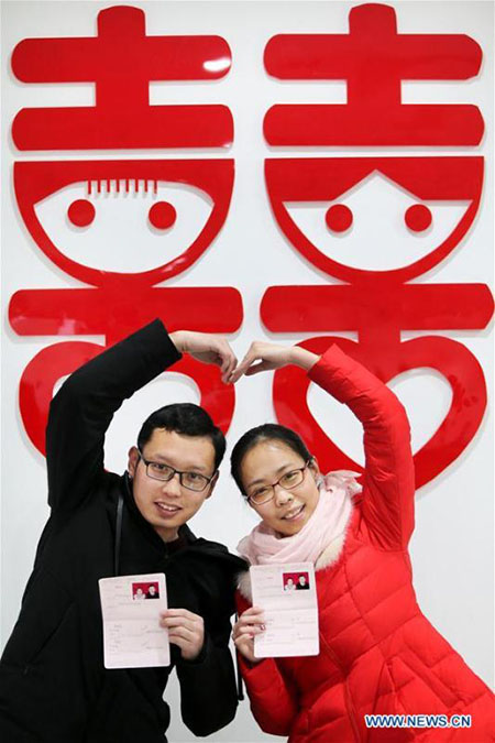 Casais escolhem Dia dos Namoradas para registrar casamento