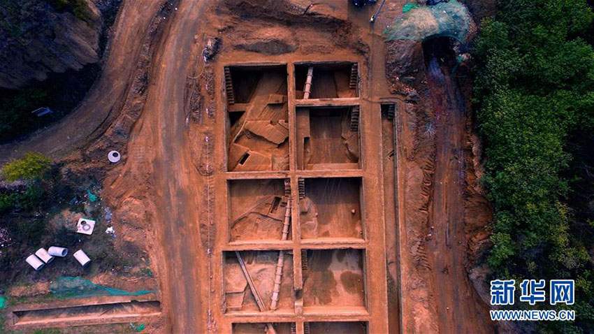 Port?o e instala??es de defesa de cidade antiga descobertos no centro da China